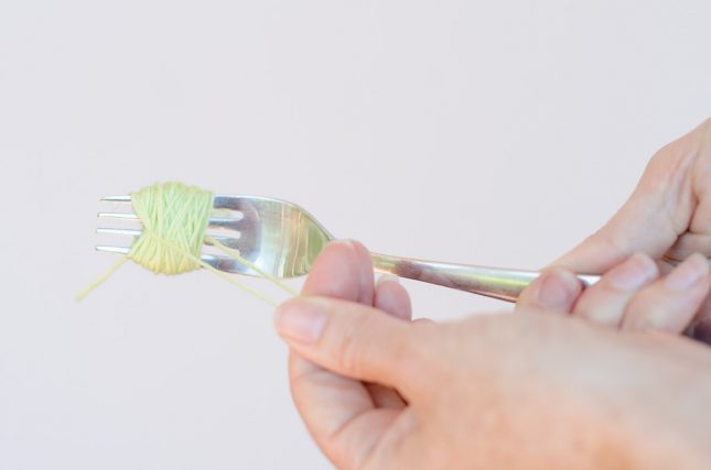 how-to-make-a-pompom-fork